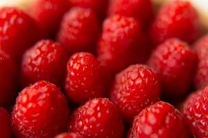 Himbeernahaufnahme auf einem schönen Stand, Sommerfrucht. foto