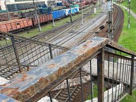 Draufsicht auf verschiedene Eisenbahnwaggons und Tanks auf einer Industriebahn mit Schienen für den Warentransport und verbesserte moderne Logistik foto