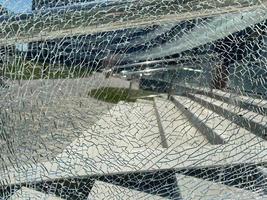 schönes zerbrochenes Anti-Vandalismus-transparentes, glänzendes, gebrochenes Glas. der Hintergrund. Textur foto