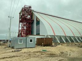 großer lagerhangar und große konstruktion am blauen himmel. tolle Metallkonstruktionen foto