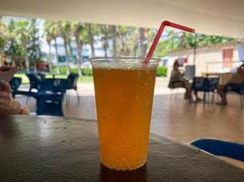 frischer Orangensaft im Glas auf Holzhintergrund foto