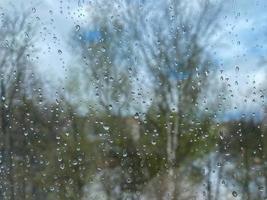 Schöne Oberflächenstruktur aus nassem transparentem Glas in einem Fenster mit sauberen kalten Tropfen nach Regen. der Hintergrund foto