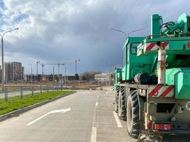 Großer leistungsstarker neuer grüner Industriebaukran, der beim Bau neuer Stadtteile eingesetzt wird. spezielle Baumaschinen foto