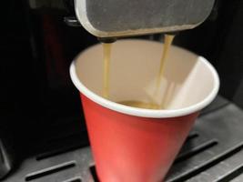 kaffeemaschine mit plastikbecher.mockup.mitnahmebecher foto