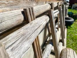 braune Holzstruktur aus Naturholz aus vertikalen Planken mit Ästen. der Hintergrund foto