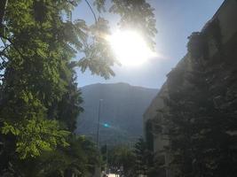 Sonnenaufgang Sonnenlicht Landschaftsblick Berge im Sommermorgen mit Wiesental und Fichtenwald foto