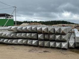 Stapel von Betonblöcken, Baustelle vor blauem Himmel foto