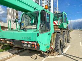 Großer leistungsstarker neuer grüner Industriebaukran, der beim Bau neuer Stadtteile eingesetzt wird. spezielle Baumaschinen foto