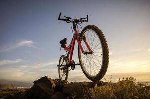 Fahrrad bei Sonnenuntergang foto