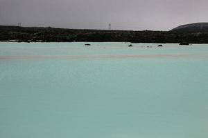 blaues lagunenwasser in island foto