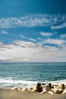 Tetrapoden am Strand unter dem blauen Himmel foto