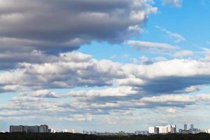 Schatten grauer Wolken auf der städtischen Straße im Frühjahr foto