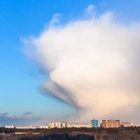 Wetterfront über der Stadt im Frühjahr foto