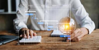 Projektmanager arbeitet und aktualisiert Aufgaben mit Meilensteinen, Fortschrittsplanung und Gantt-Diagramm, Planungsdiagramm. Geschäftsstraßenbahn, die im Büro arbeitet foto