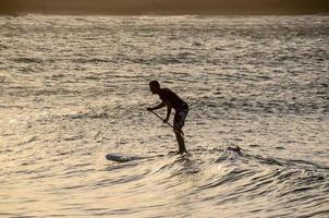 Surfer auf dem Wasser foto