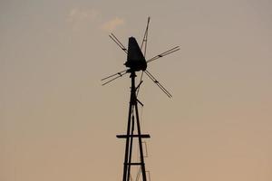 Blick auf eine Windmühle foto