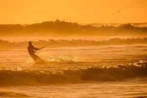 Unbekannter Kitesurfer auf den Kanarischen Inseln, ca. Juli 2022 foto