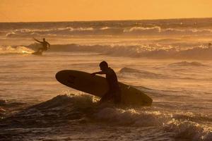 Surfer auf dem Wasser foto