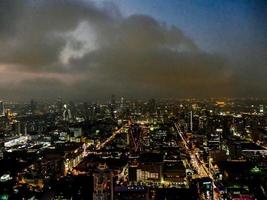 Blick auf die Stadt bei Nacht foto