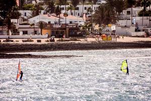 Windsurfen auf dem Wasser foto