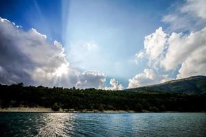 Landschaft mit blauem Wasser foto