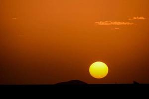 orangefarbener Blick auf den Sonnenuntergang foto