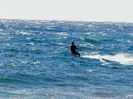 Surfer auf dem Wasser foto
