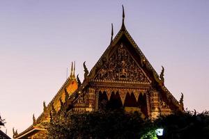 Blick auf den thailändischen Tempel foto