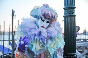 nicht identifizierte personen, die karnevalsmasken beim karneval in venedig tragen, ca. februar 2022 foto