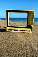 Alter Fernseher am Strand foto