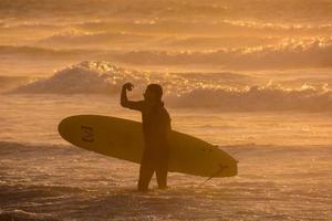Unbekannter Surfer auf den Kanarischen Inseln, ca. Juli 2022 foto