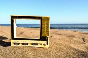 Alter Fernseher am Strand foto