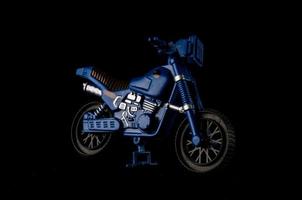 blaues motorrad auf schwarz foto