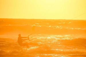 Surfer zur goldenen Stunde foto