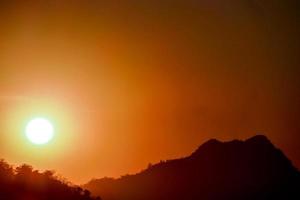 Blick auf die Berge bei Sonnenuntergang foto