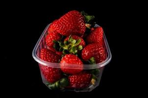Erdbeeren im Behälter foto