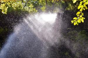 natürliches wasserfallspritzen foto