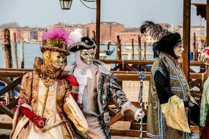 nicht identifizierte personen, die karnevalsmasken beim karneval in venedig tragen, ca. februar 2022 foto