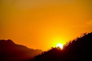 Blick auf die Berge bei Sonnenuntergang foto