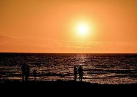 Sonnenuntergang über dem Ozean foto