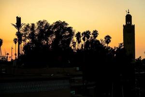 Blick auf die Silhouette des Sonnenuntergangs foto