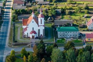 luftbild auf barocktempel oder katholische kirche auf dem land foto