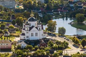 luftbild auf barocktempel oder katholische kirche auf dem land foto