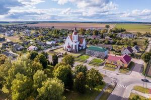 luftbild auf barocktempel oder katholische kirche auf dem land foto