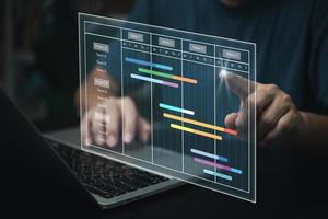 projektmanager-analytiker, der mit computer im managementsystem arbeitet, um die planung voranzutreiben und einen bericht mit kpi-diagramm-planungsdiagramm zu erstellen. unternehmensstrategie für finanzen, vertrieb, marketing. foto