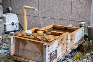 öffentliches trinkwasser in gifu, japan foto