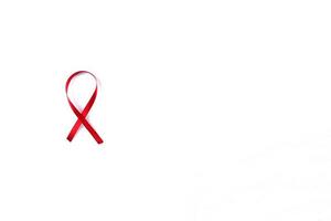 rotes Stützband isoliert auf weißem Hintergrund. welt-aids-tag und nationaler hiv-aids- und alterungsbewusstseinsmonat mit roter schleife. Copyspace-Bereich foto