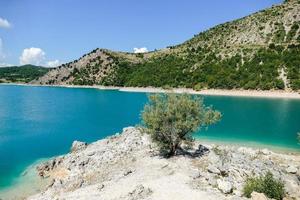 Landschaft mit blauem Wasser foto