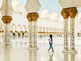 abu dhabi, vae, 2022 - sheikh zayed große moschee in abu dhabi mit mitarbeitern von reinigungskräften und lokalen arabern foto