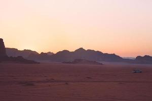 planet mars like landscape - foto der wadi rum wüste in jordanien mit rotrosa himmel darüber, dieser ort wurde als kulisse für viele science-fiction-filme verwendet